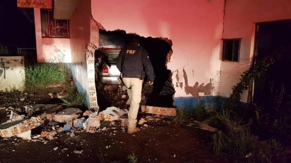 Veículo derrubou uma parede externa e parou na área interna da estrutura do antigo posto de pedágio em Carazinho (Foto: Divulgação/PRF)