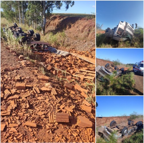 O caminhão ficou com as rodas para cima na lateral da via(Foto: Ouvinte / Rádio Alto Uruguai)