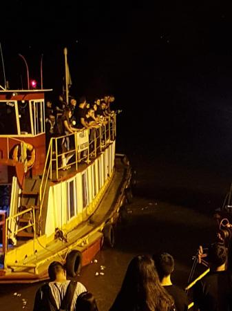 Na noite desta segunda-feira (11), acadêmicos jogaram pétalas e rosas brancas nas águas do Rio Uruguai (Foto: Sistema Província de Comunicação)