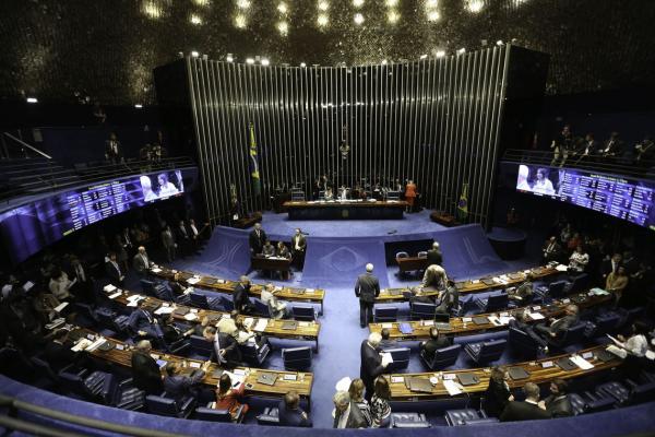 A chamada PEC Paralela, aprovada no Senado em primeiro turno na semana passada, traz alterações, como a inclusão de servidores estaduais e municipais na reforma - Fabio Rodrigues Pozzebom/Agência Brasil