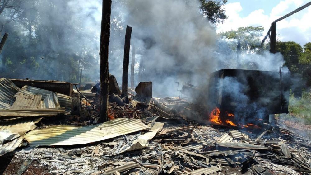 Os proprietários não puderam fazer nada para conter o sinistro (Foto:Observador Regional)