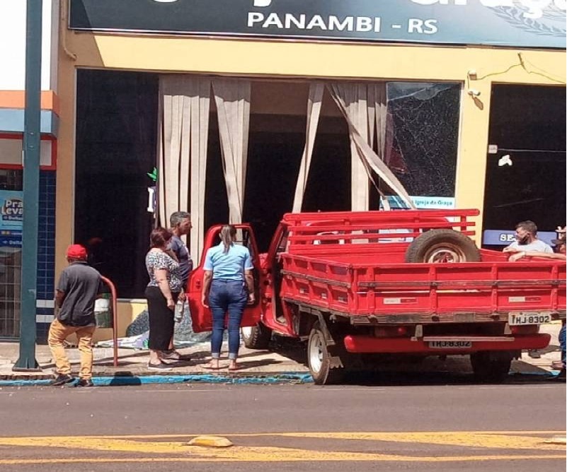 Ela colidiu nos painéis de vidros da Igreja da Graça (Foto:Panambi News)