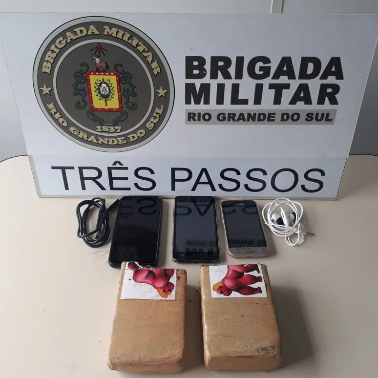 Tijolos de maconha e os outros materiais apreendidos (Foto: Divulgação | BM)