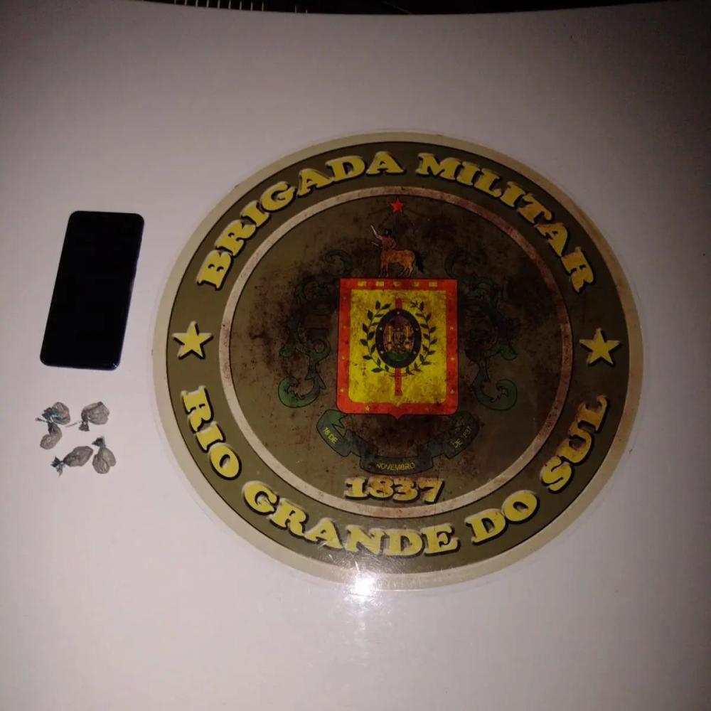 Buchas de cocaína foram apreendidas durante abordagem de um veículo no centro da cidade (Foto: Divulgação | BM)