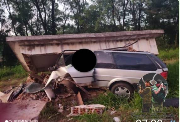Com o impacto, a estrutura de alvenaria desabou sobre o automóvel (Foto: Reprodução | Rogério Machado Blog)
