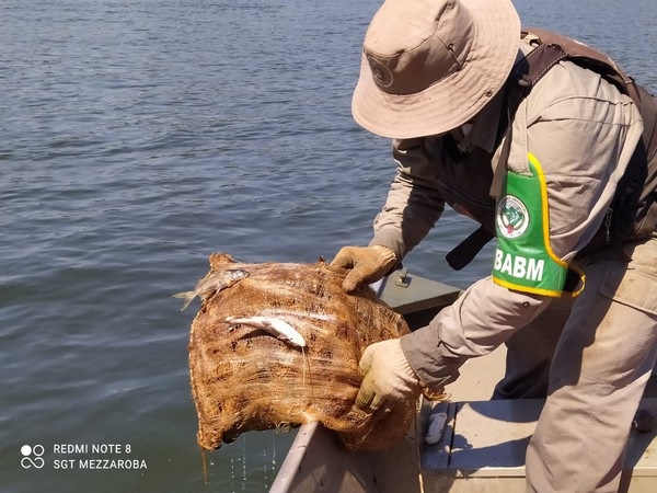 Foram abordadas nove pessoas que estavam pescando no rio (Foto:3º BABM/Divulgação)