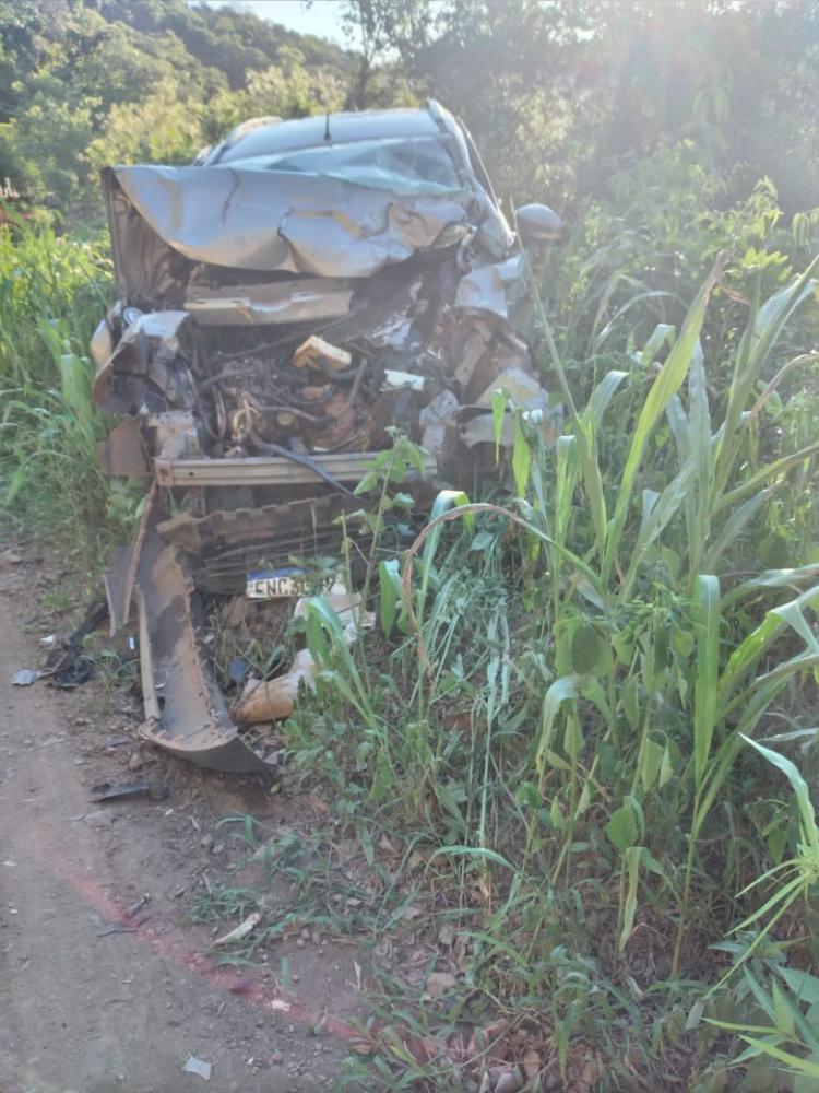 Homem e mulher que ocupavam a Ford Eco Sport sofreram ferimentos e foram socorridos ao Hospital de Caridade (Foto: Reprodução | WhatsApp)