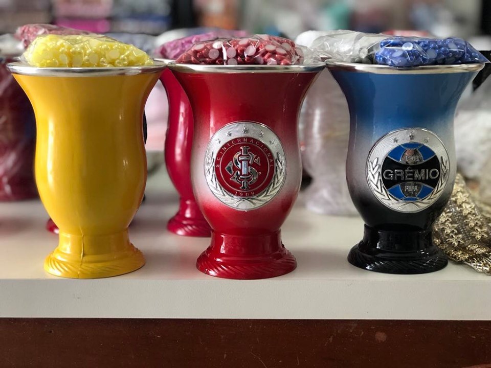 Loja Mix Store é especializada em produtos e acessórios para a customização de cuias, chinelos e outros objetos (Foto: Diones Roberto Becker)