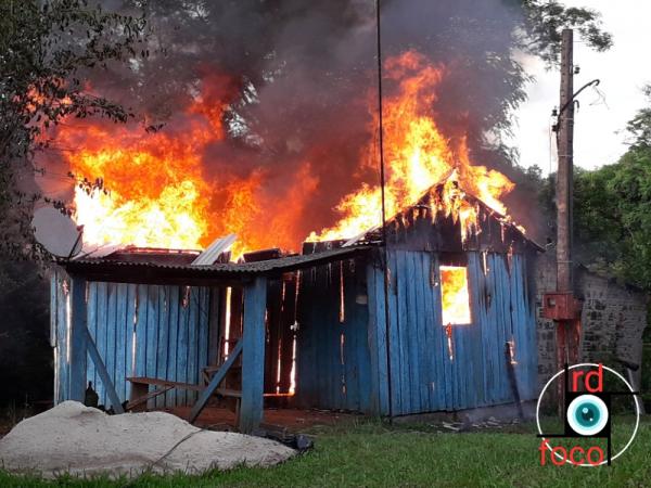 Casa foi completamente consumida pelo fogo em Redentora (Foto: RD FOCO)