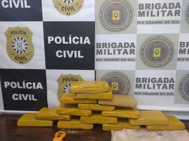 Foi encontrado com o homem 14 tijolos de maconha (Foto:Brigada Militar - Fronteira Noroeste)