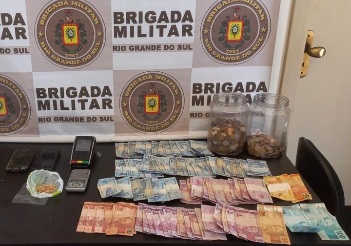 Foi apreendido R$ 851,75 reais em dinheiro (Foto:Divulgação/Brigada Militar)