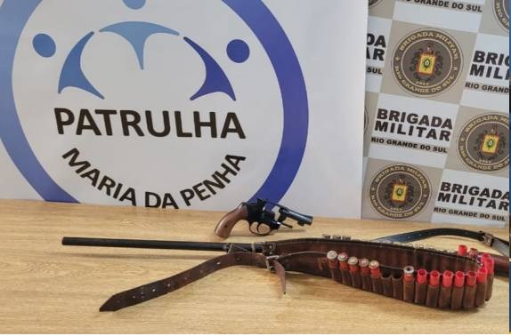 Os policiais apreenderam duas armas de fogo (Foto:Divulgação/Brigada Militar)
