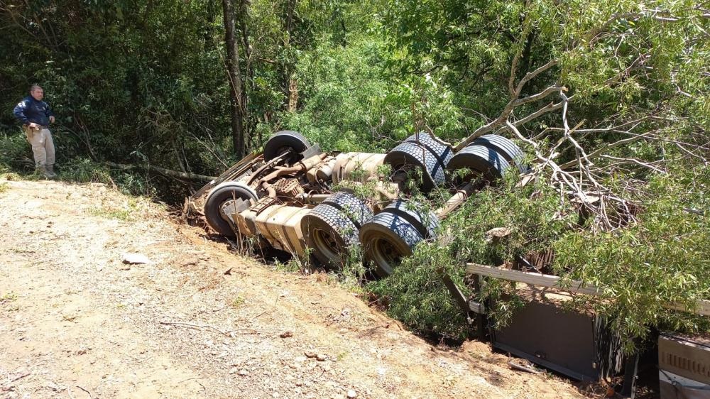 O condutor da carreta morreu no local (Foto:Grupo Caçadores de Notícias/Marcio Santos)
