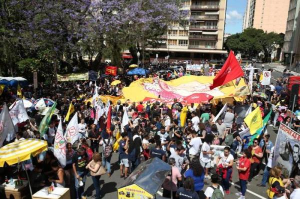 Professores participaram de manifestação contra o pacote do governo Eduardo Leite em frente ao Palácio Piratini Fernando Gomes / Agencia RBS