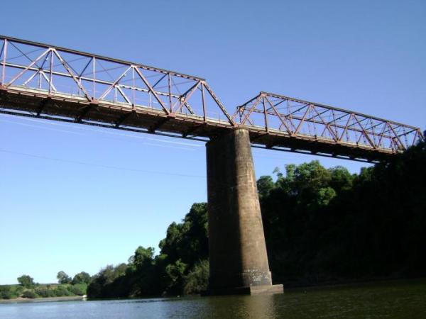 Ponte próxima à confluência dos rios Forqueta e Taquari, divisa de Lajeado com Arroio do Meio, onde homem desapareceu Governo do Estado / Divulgação Bombeiros localizaram por volta do m