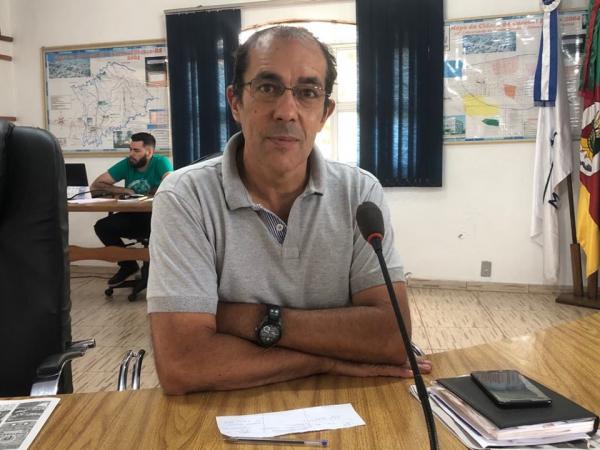 Vereador Egmar Lima de Ávila também falou em plenário sobre a enorme quantidade de cães soltos na cidade de Coronel Bicaco (Foto: Diones Roberto Becker)