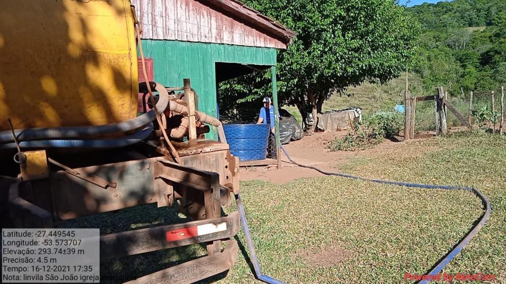 Município de Tenente Portela está transportando água para o interior do município (Foto: Divulgação)