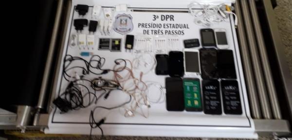 Foram encontrados onze aparelhos celulares, doze carregadores de telefone e três baterias (Foto: Divulgação/SUSEPE)