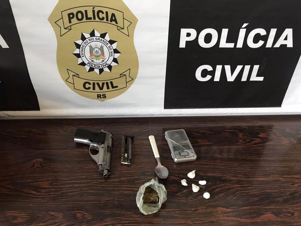 Apreensões ocorreram durante cumprimento de mandado de busca (Foto: Divulgação | Polícia Civil)