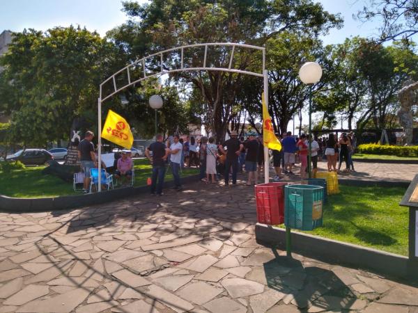 Encabeçada pelo Cpers e Escola Cléia, movimento ocorre junto a Praça Tenente Portela - Foto: Sistema Província