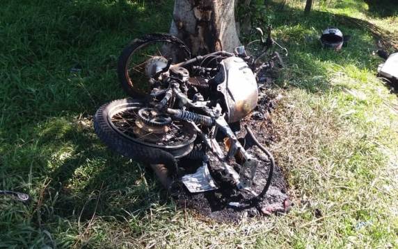 Motocicleta foi consumida pelas chamas - Foto: G1