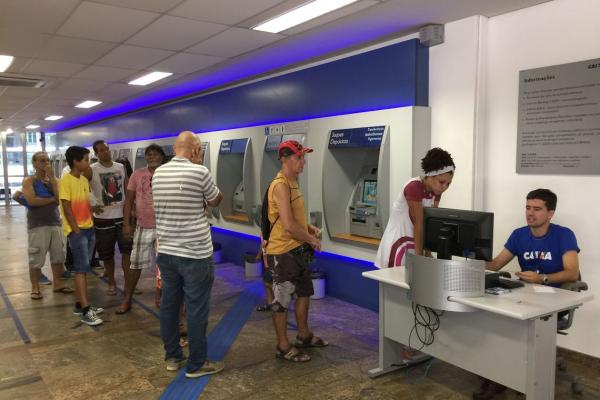 Segundo a Caixa, no total os saques do FGTS podem resultar em uma liberação de cerca de R$ 40 bilhões na economia brasileira até o fim do ano - Cristina Indio do Brasil/Agência Brasil