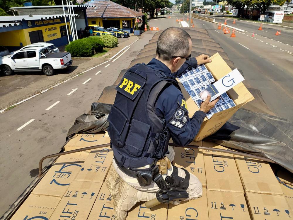 Caixas de cigarros contrabandeados estavam escondidas em meio à carga de grãos de soja (Foto: Divulgação | PRF)