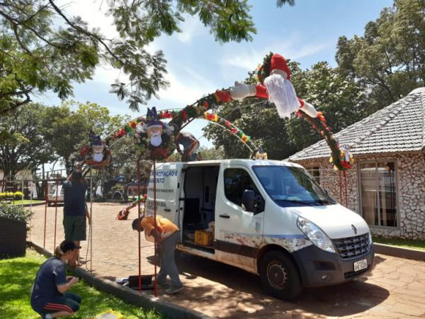 Enfeites confeccionados nas oficinas do CRAS são instalados em ruas, praças e prédios públicos (Foto: Divulgação/ASCOM Tenente Portela)