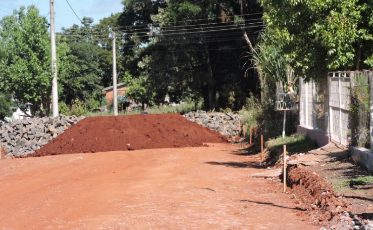 Pavimentação com pedras irregulares nas ruas Ervin Matheus Braun e Sinfrônio Júlio Ribeiro (Foto: Divulgação | ASCOM Redentora)