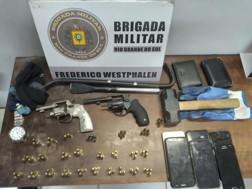 Armas de fogo e outros materiais que estavam de posse dos indivíduos presos (Foto: Divulgação | BM)