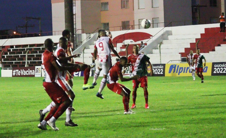 União Frederiquense reclama do pênalti marcado nos acréscimos do jogo contra o Guarany de Bagé (Foto: Sérgio Galvani | Guarany FC)
