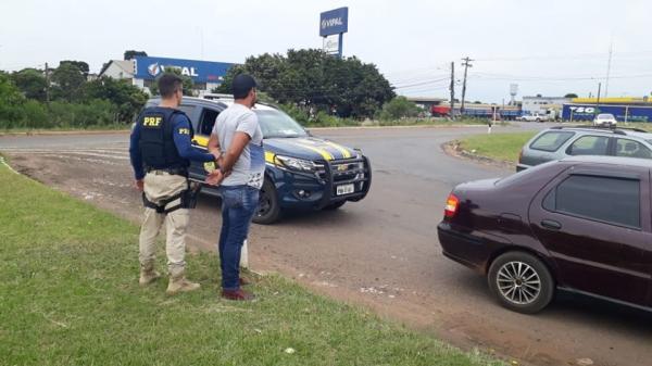 Condutor foi autuado por embriaguez, não ter CNH e por não utilizar o cinto de segurança. Multas somadas ultrapassam R$ 4 mil (Foto: Divulgação/PRF)