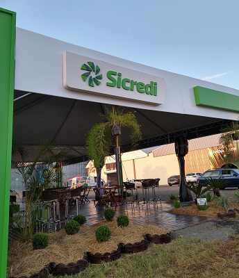 Estande da Sicredi busca oferecer conforto e embelezar ainda mais o Campo Experimental da Cotricampo (Foto: Divulgação | Sicredi)