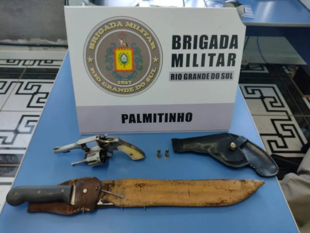 O preso, juntamente com os materiais apreendidos, foi apresentado na Delegacia da Polícia Civil para o registro da ocorrência (Foto: Divulgação | BM)