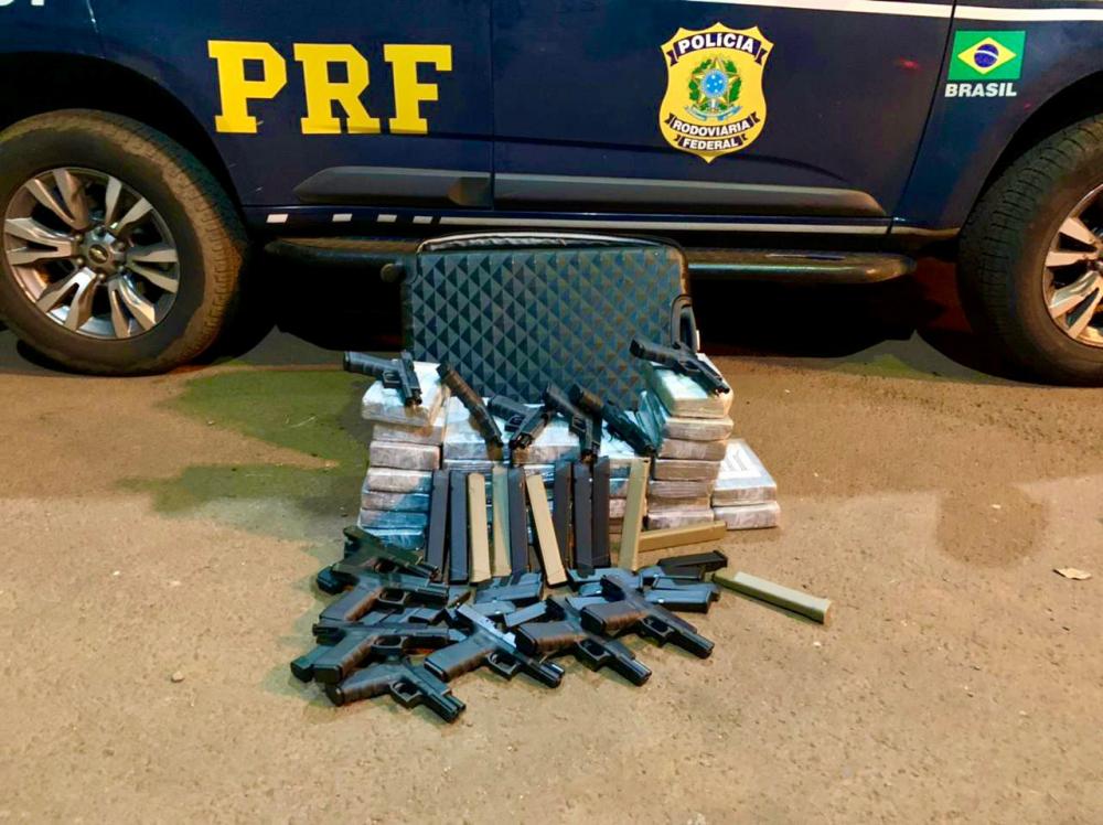 Foram apreendidos 32 quilos de cocaína, pistolas automáticas e carregadores (Foto: Divulgação | PRF)