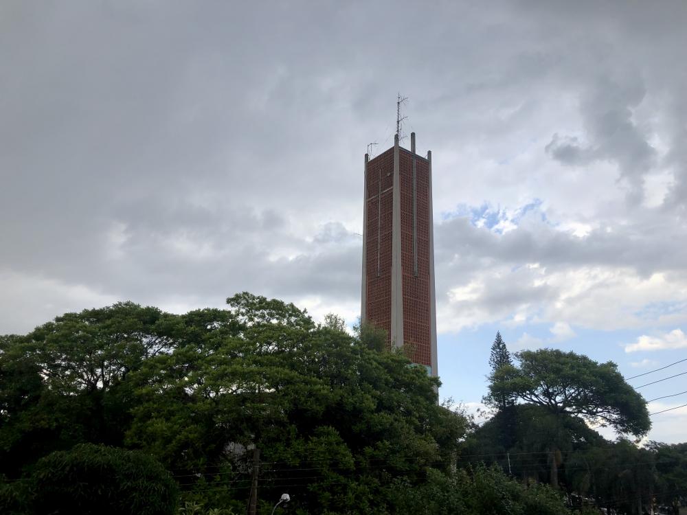 Na segunda-feira (28/2), a nebulosidade associada ao deslocamento da frente fria ainda vai provocar chuva na maioria das regiões (Foto: Diones Roberto Becker)