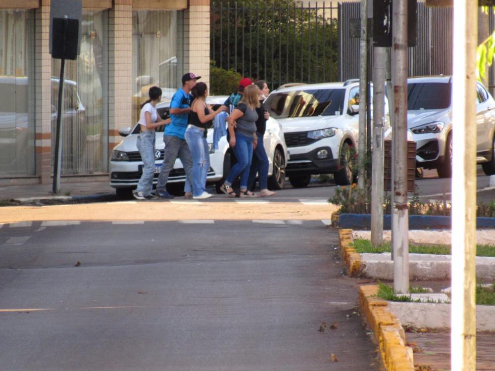 Momento em que os criminosos se entregam e os reféns são libertados (Foto: Reprodução | Facebook Rádio Difusora 92.7 FM)