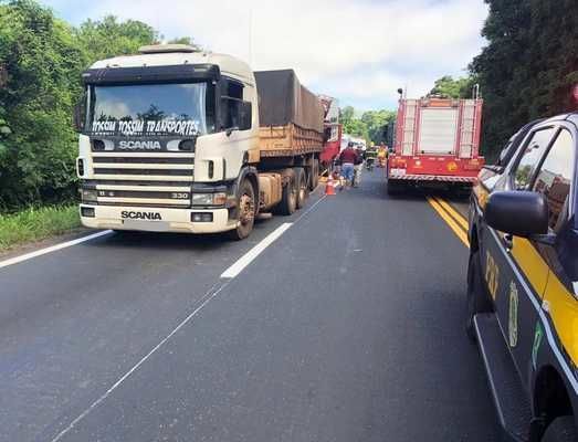 Colisão traseira ocorreu nas manhã desta quinta-feira - Foto: PRF