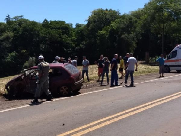 Primeiras informações indicam que o motorista do GM Corsa, com placas de Bento Gonçalves/RS, sofreu um mal súbito (Foto: Cleiton Roberto)
