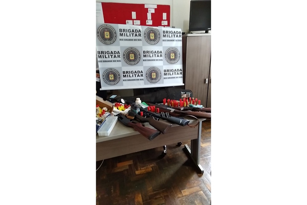 Um número grande de armas e munições foram apreendidas na ação (Foto: Foto: Jairo Kerber)