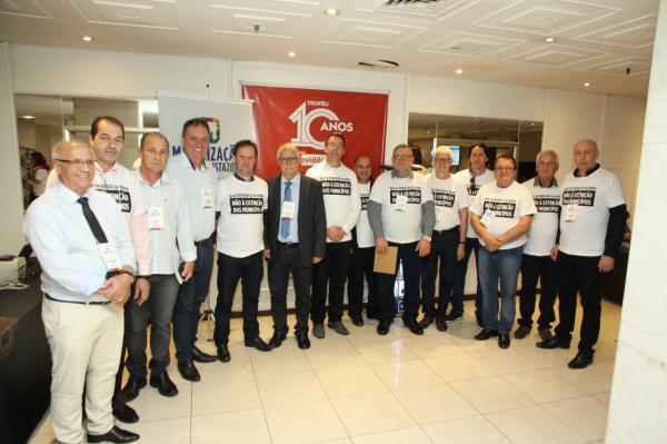 Gestores municipais da Região Celeiro que estiveram no evento promovido pela FAMURS e CNM em Porto Alegre (Foto: Divulgação/Amuceleiro)