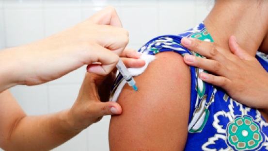 Imunização é destinada aos adultos que não receberam as duas doses previstas no esquema completo - Foto: Divulgação / SES
