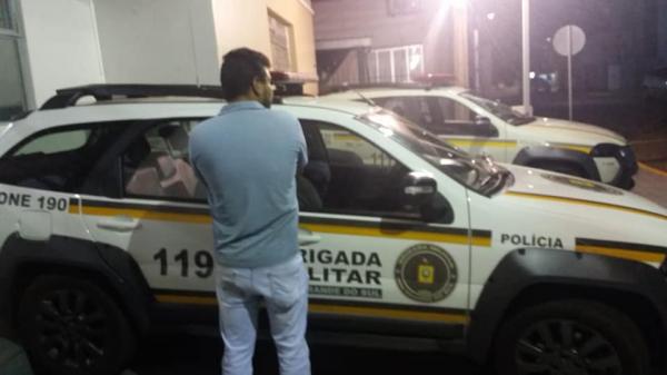 Indivíduo foi preso na noite desta sexta-feira (29), no centro da cidade de Santo Augusto (Foto: Divulgação/Brigada Militar)