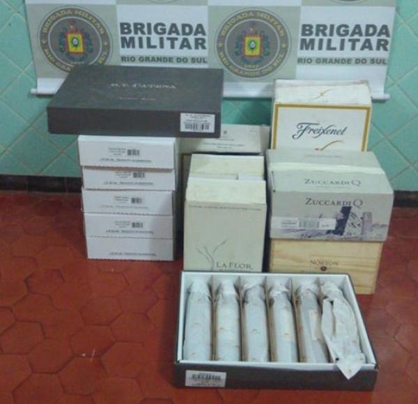 Garrafas de vinho e de espumante foram apreendidas durante abordagem de automóvel na RST 472 (Foto: Divulgação/Brigada Militar)