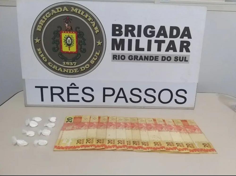 Buchas de cocaína e dinheiro apreendidos pelos policiais militares (Foto: Divulgação | BM)