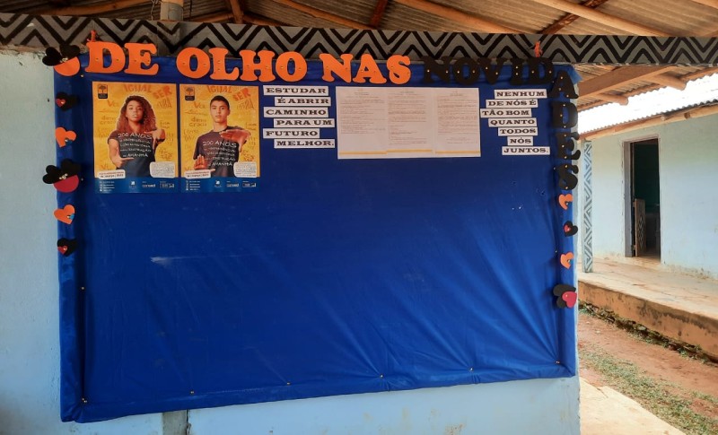 Cartazes do concurso de redações do Programa Jovem Senador estão expostos no mural de escola indígena de Uiramutã, cidade de Roraima na divisa com a Guiana - Agência Senado