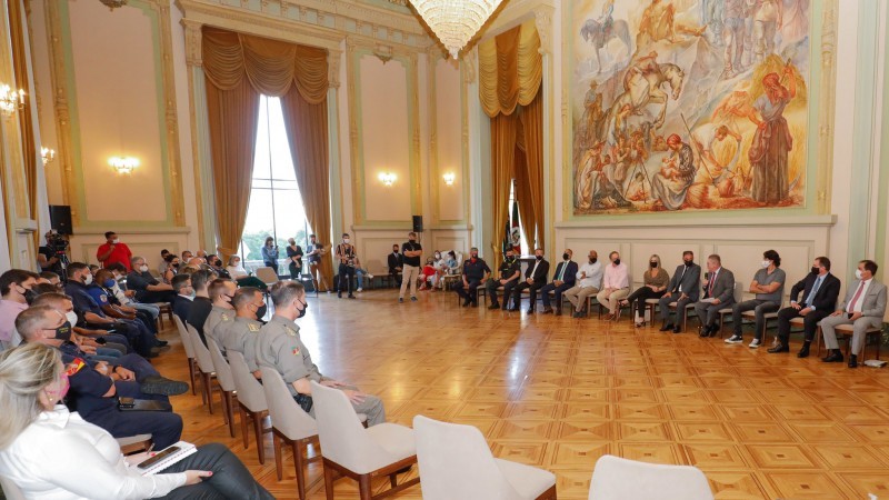 Participantes do encontro decidiram, por unanimidade, permitir a presença das torcidas de Grêmio e Inter no próximo Grenal - Foto: Itamar Aguiar/Palácio Piratini