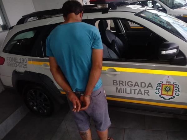 Indivíduo possuía um mandado judicial em seu desfavor pelo crime de violência doméstica (Foto: Divulgação/Brigada Militar)