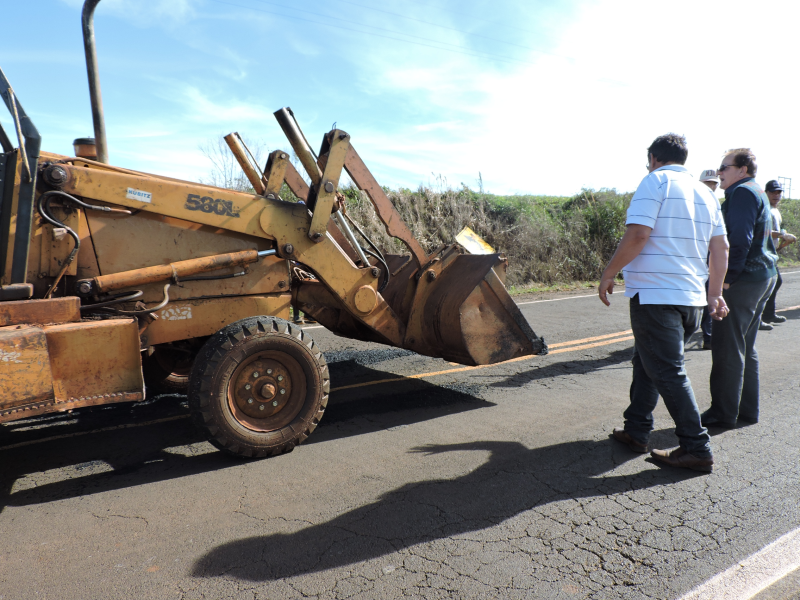 Operações tapa-buracos, organizados até por prefeituras eram as únicas obras na 330 (Foto: Ascom de Redentora)