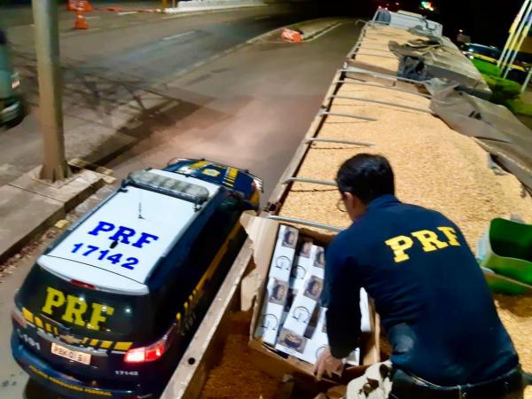  Estima-se que a carga contrabandeada seja superior a 300 mil maços, cujo valor é de mais de 1,5 milhão de reais, conforme avaliação da Receita Federa - Foto: PRF